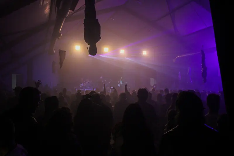 Luces del escenario de Solrock sobre el público